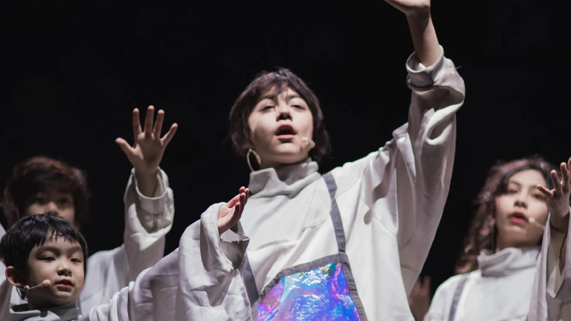 霓娜|刘烨一对儿女同台演出，霓娜气质高冷好漂亮，诺一忧郁氛围感拉满