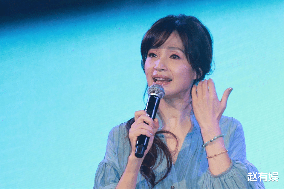 出道35年零绯闻，56岁不恋爱不结婚不生子，无父无母孑然一身