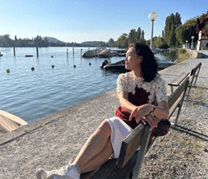 59岁老戏骨回瑞士定居,身着万元衣路边合影,嫁老外幸福满溢