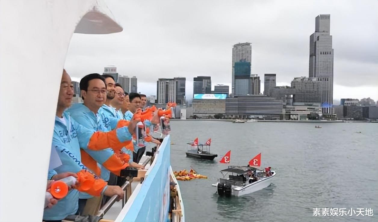 霍启刚郑志刚为新世界维港泳站台,两位千亿公子坐游艇为赛事助阵