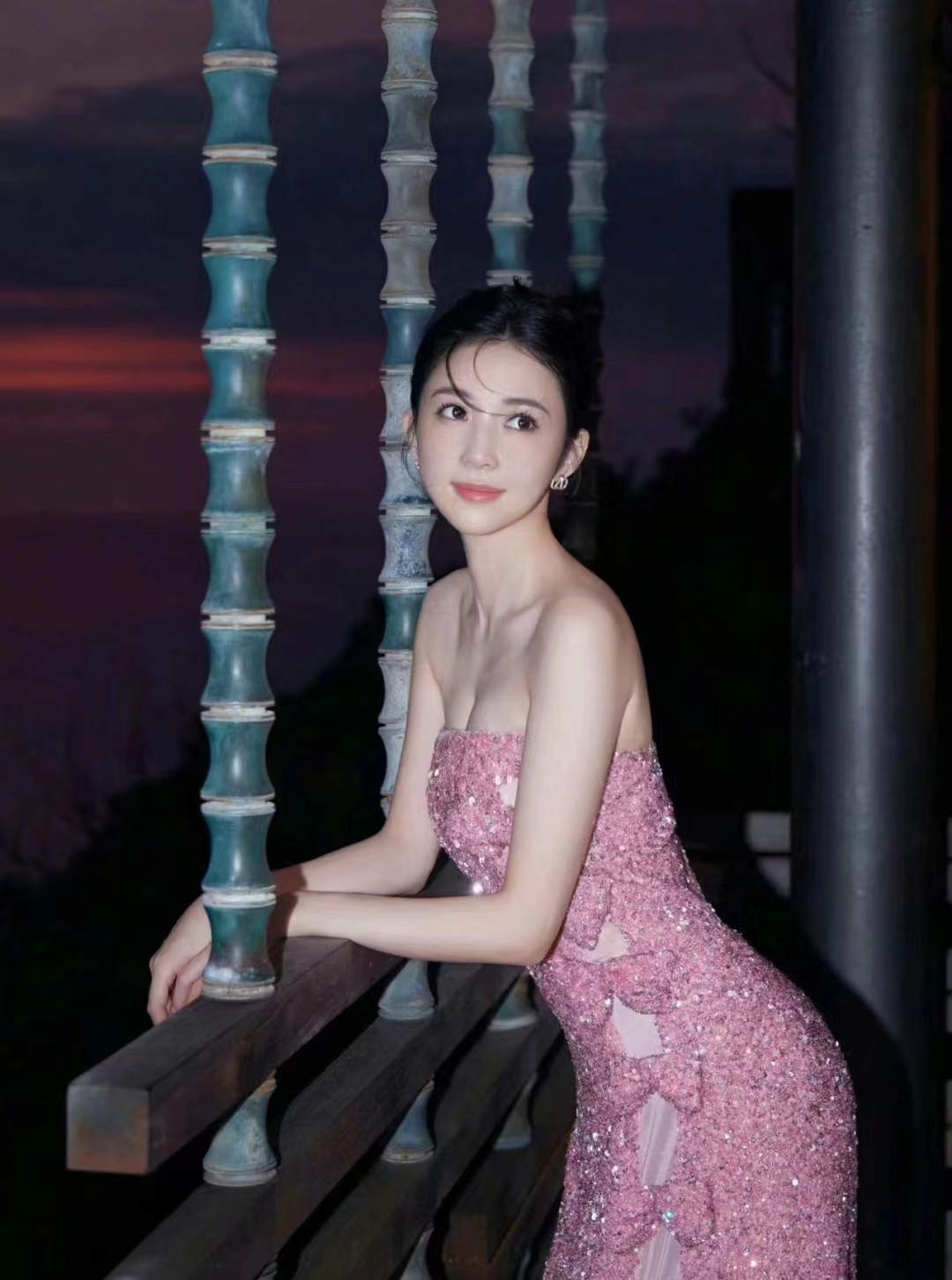 相差14岁,专科空姐凭什么拿下百亿天王?