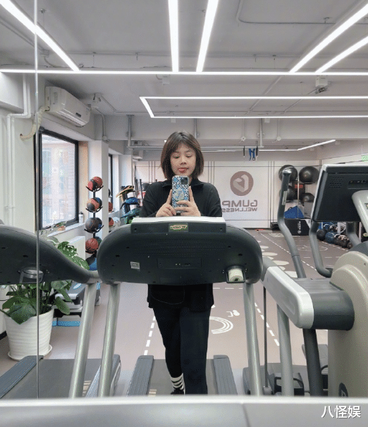 35岁马思纯上海坐地铁被偶遇，真人好瘦眼睛灵动有神，美成焦点