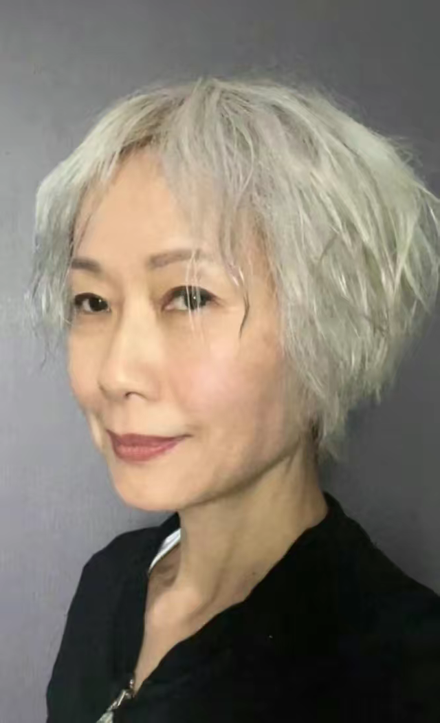 51岁吴越对比52岁闫妮，自然老去和医美老去的差距一目了然