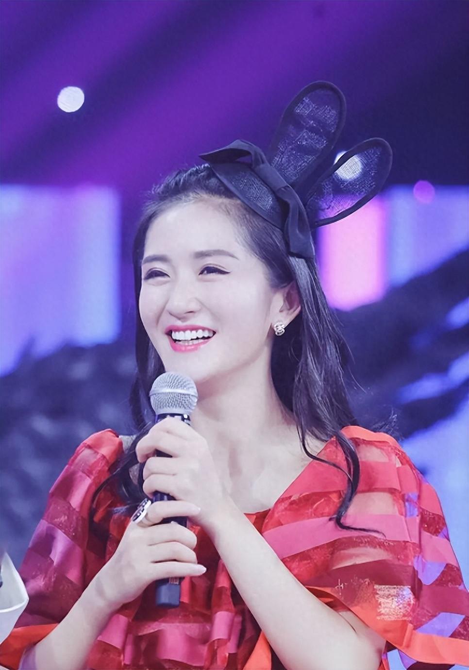 到底是谁在喜欢她?多次被抵制又复出,背后“靠山”逐渐浮出水面