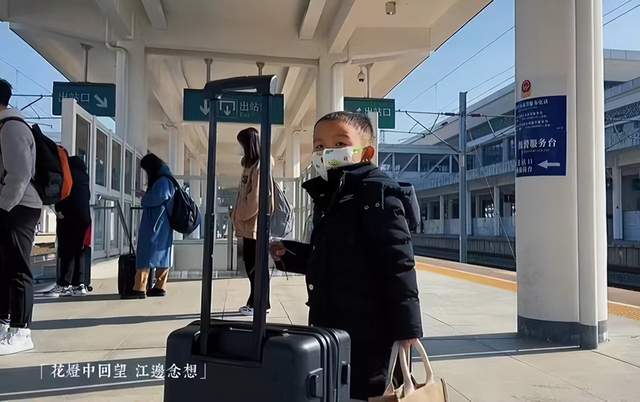 姚策|姚策堂嫂晒过年画面,孩子们给杜郭夫妇磕头,熊磊带儿子回家团聚