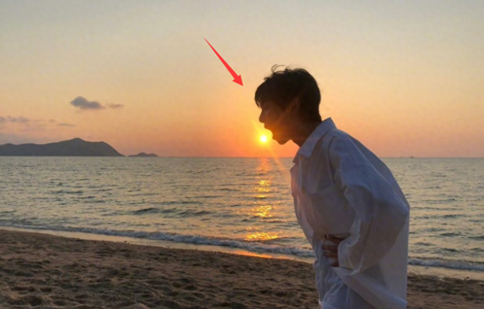 华晨宇女友低调秀恩爱,戴情侣项链,模仿华晨宇拍照,力证没分手