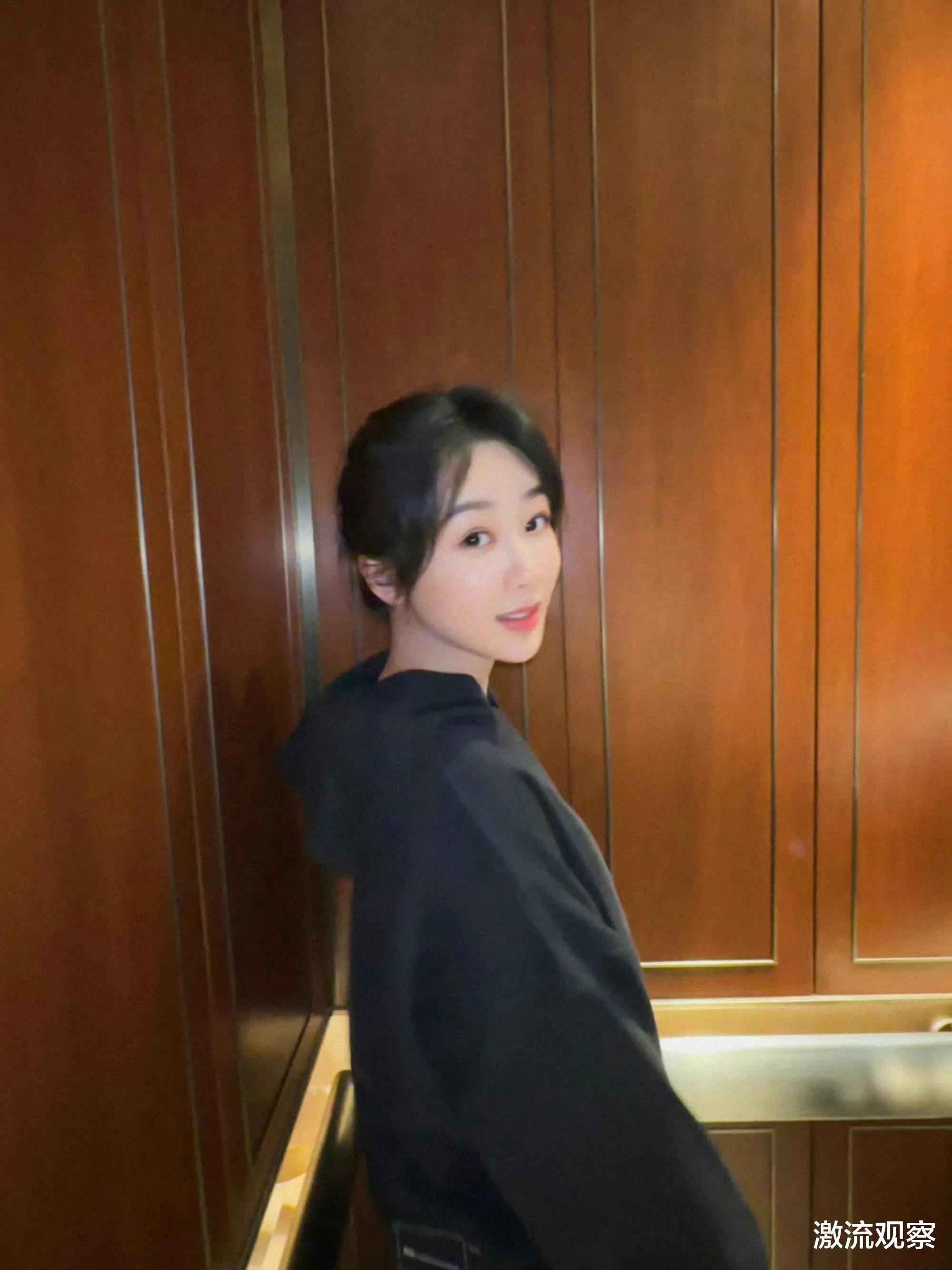 发型 杨紫直播造型惹争议,发型老土,蓝色西服显老,造型团队上心点吧