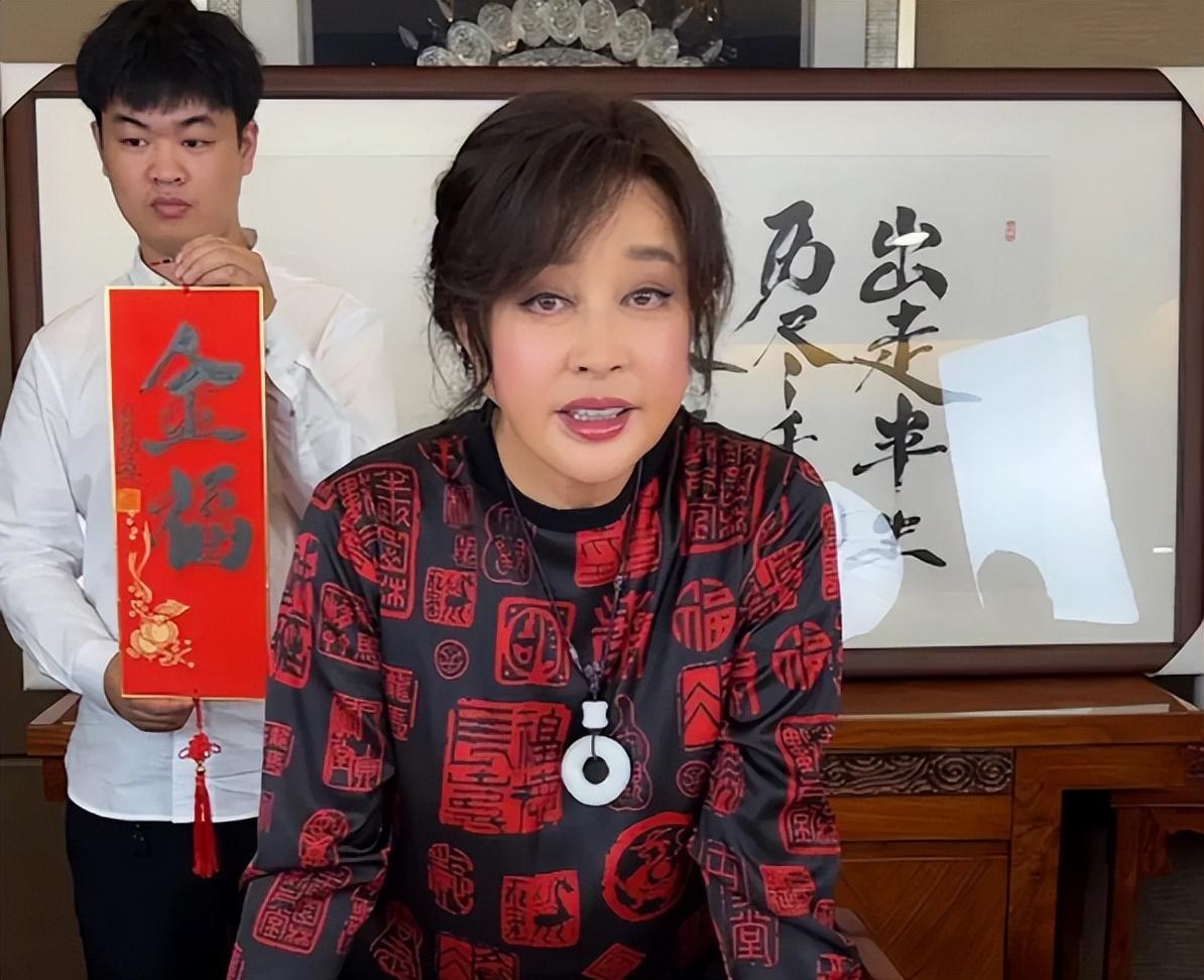 刘晓庆直播中被问有没有捐款,她的回应让网友想掀桌子!