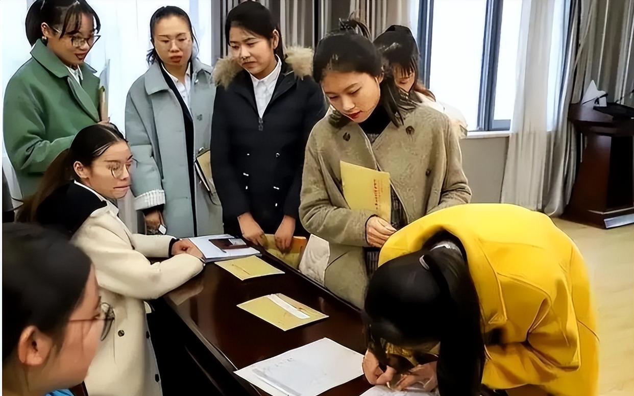 教师|越来越多中小学取消“教师编制”,铁饭碗恐被打破?家长大力支持