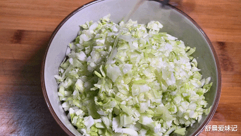 医生|用半个圆白菜和5块钱肉馅制作馅料，爽口不油腻，想吃饺子随时包