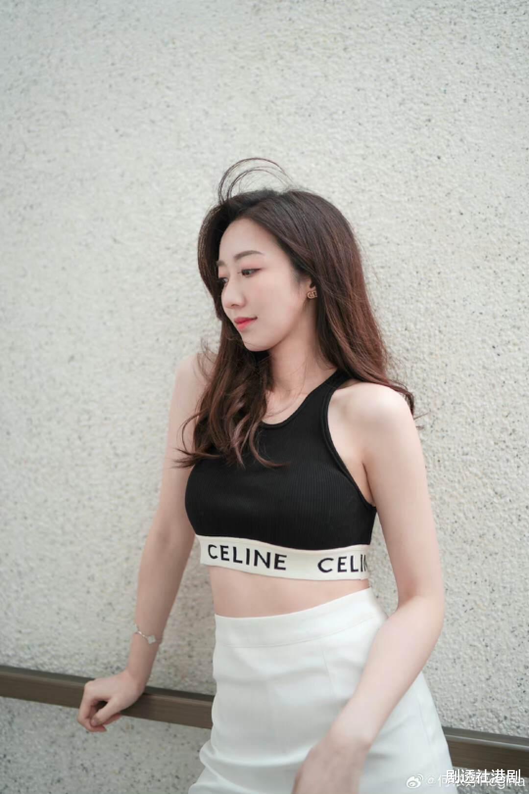 TVB力捧小花举行婚前派对!与一班姐妹浴袍造型亮相,月底做新娘