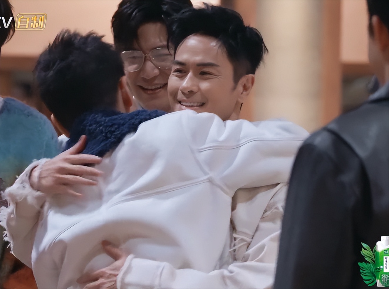 林志颖综艺首秀后遗症明显,怕冷穿厚衣服,许绍洋不敢大力拥抱他