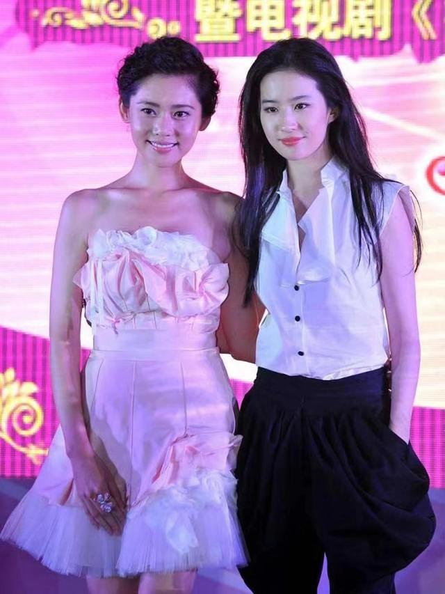 刘亦菲和秋瓷炫同台，一个像白领，一个像村姑，气质差距一目了然