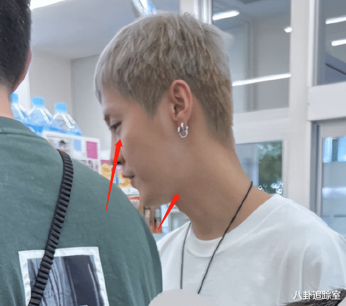 鹿晗关晓彤日本过七夕！男方面带疲态似不悦，女方拿香槟低头跟随