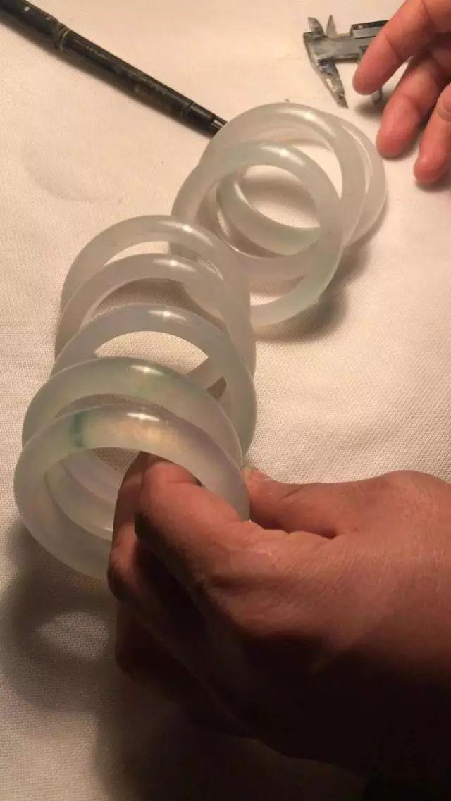 翡翠手镯|手镯胚不慎撞裂，只能锯断取戒面