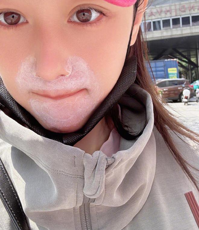 张馨予|张馨予妇女节晒老公视角秀恩爱,穿红衣开心灿笑,筷子腿吸睛十足