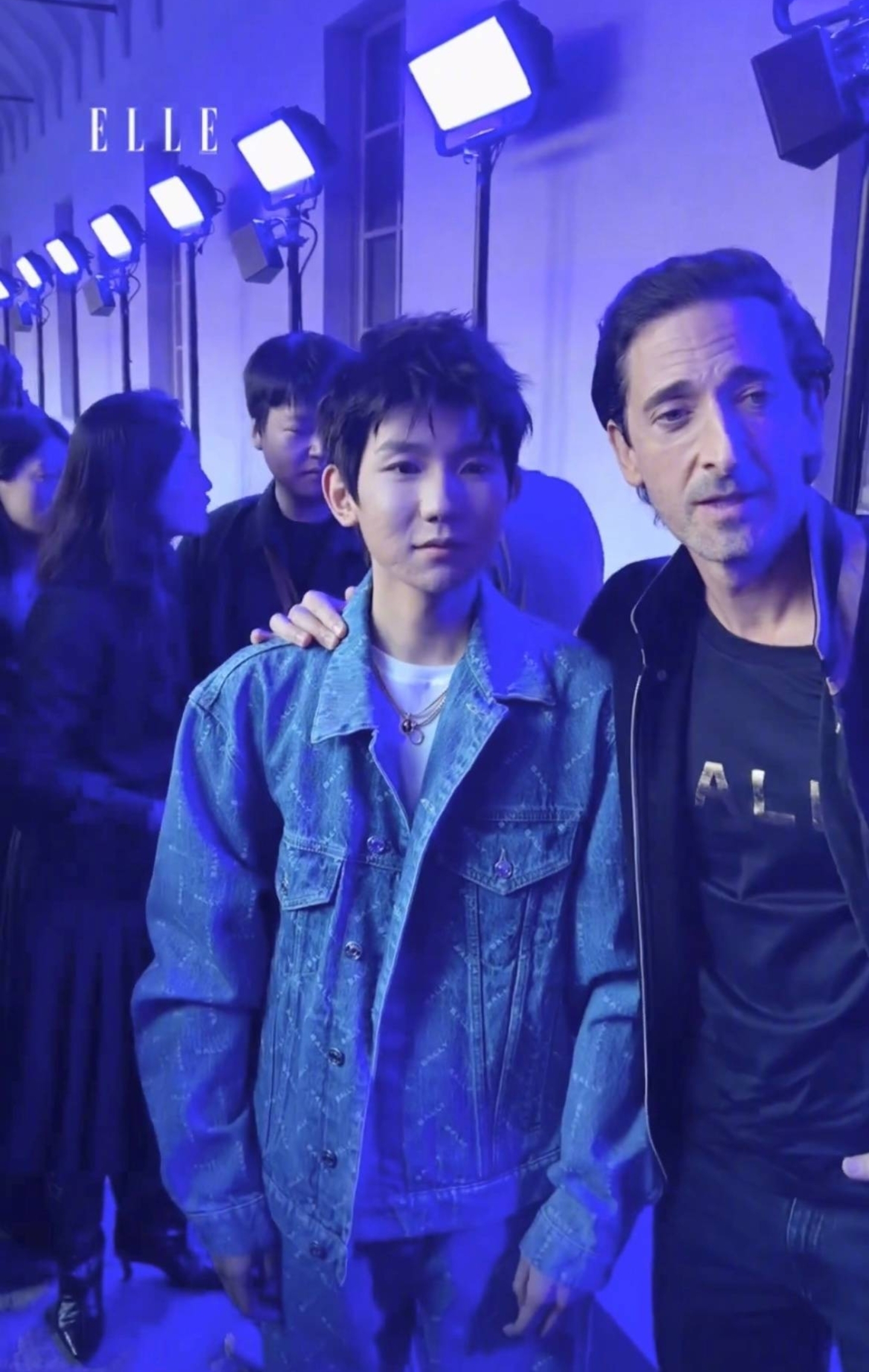 王源米兰时装周生图惹争议!脸上坑洼痘印明显,粉丝咬定被p黑图