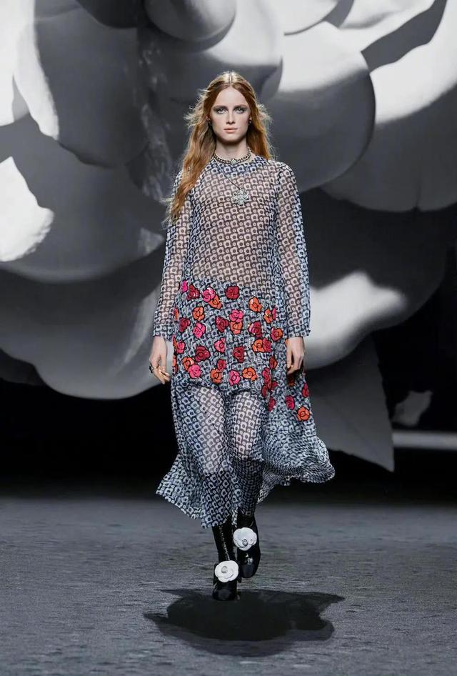 香奈儿|香奈儿巴黎秋冬大秀，山茶花元素将会成为未来主元素