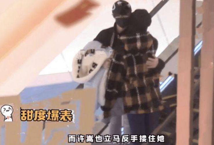 许嵩|许嵩冯禧再次撒糖,男方在舞台上唱歌,冯禧充当工作人员贴心陪伴