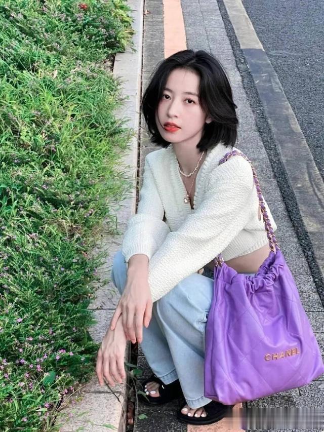 齐肩 女人上了年纪后，还是留“齐肩烫发”最洋气减龄，还特别显脸小