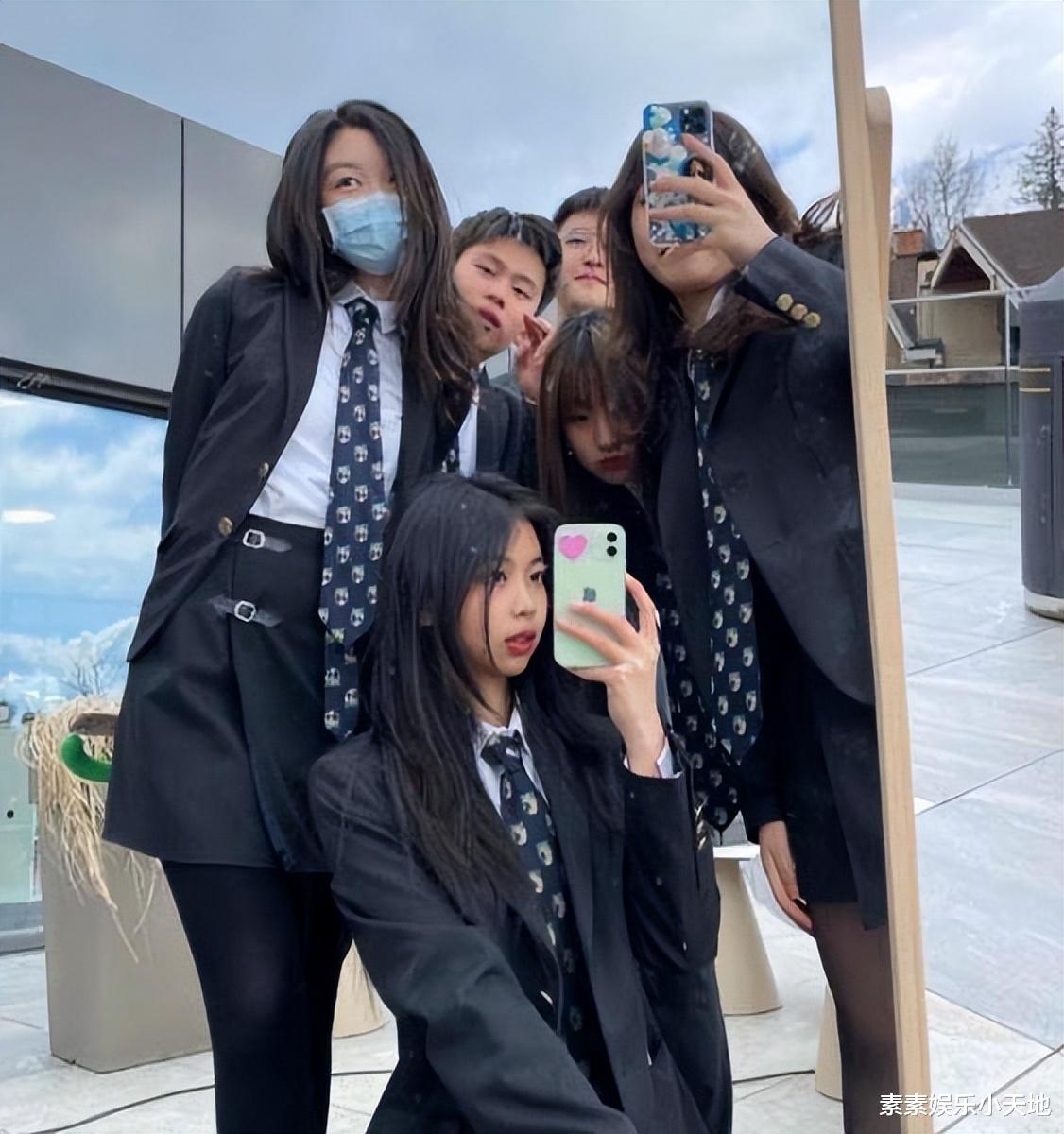 李嫣|李嫣分享学校宿舍内景:书桌放着卷筒纸和画笔,墙上贴着课表作品