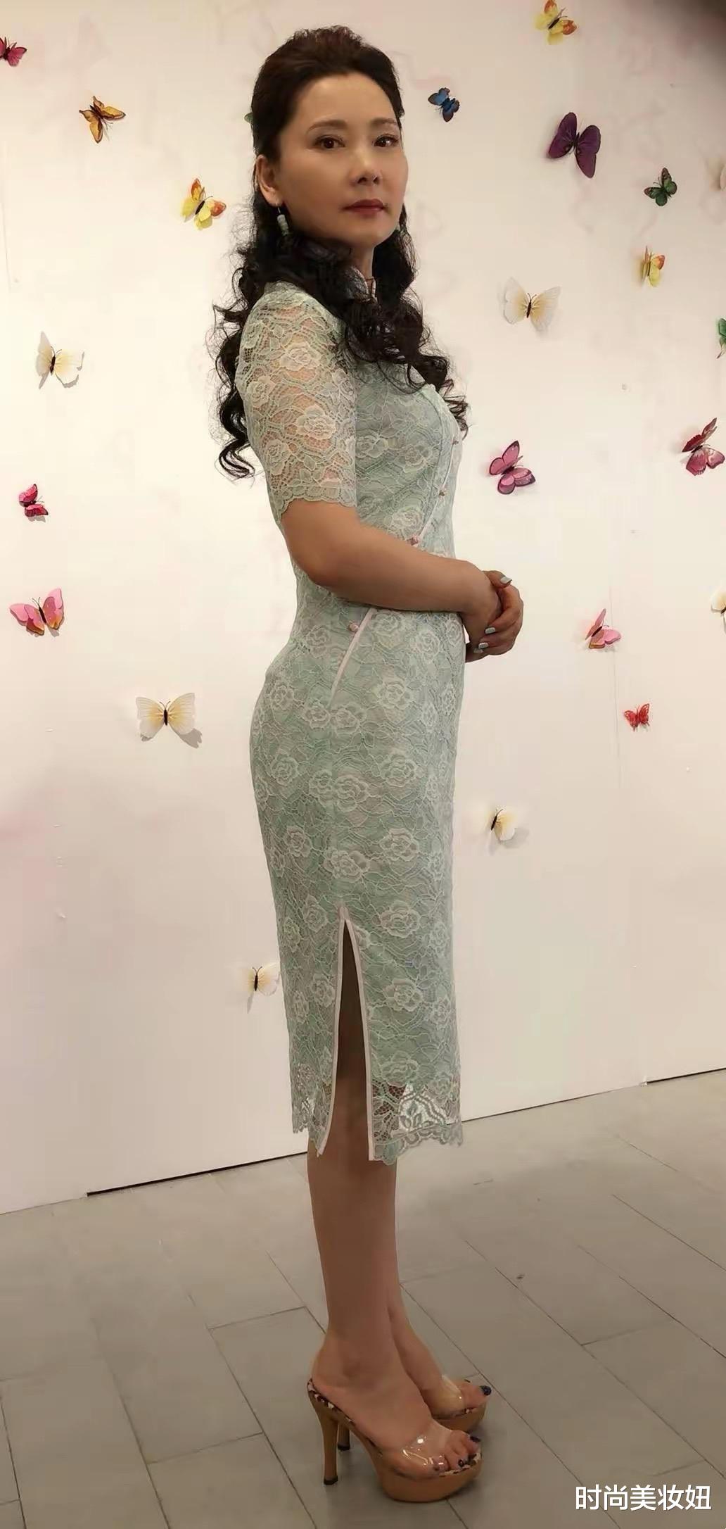 60岁何赛飞换发型真洋气,印花裙+羊毛卷发型,年轻20岁认不出来