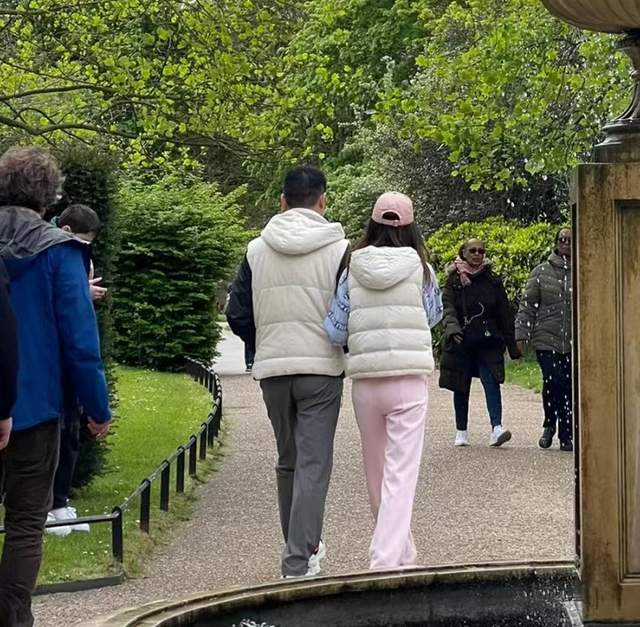 30岁章泽天伦敦露面，全素颜被路人抓拍，面容憔悴无精打采