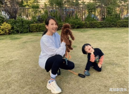 张晋带儿子与张淇聚餐，3岁张乐儿造型帅气，表情无奈好呆萌