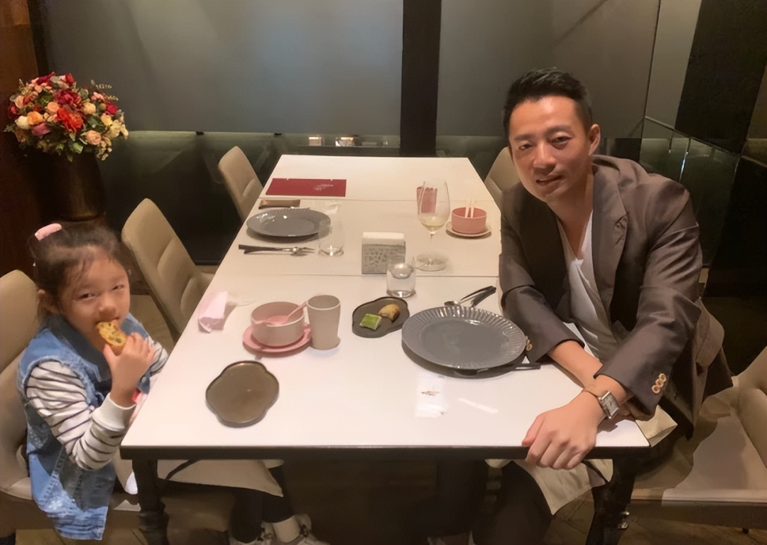 汪小菲|汪小菲台北送孩子回家，牵着8岁女儿的手，儿子蹦蹦跳跳好开心