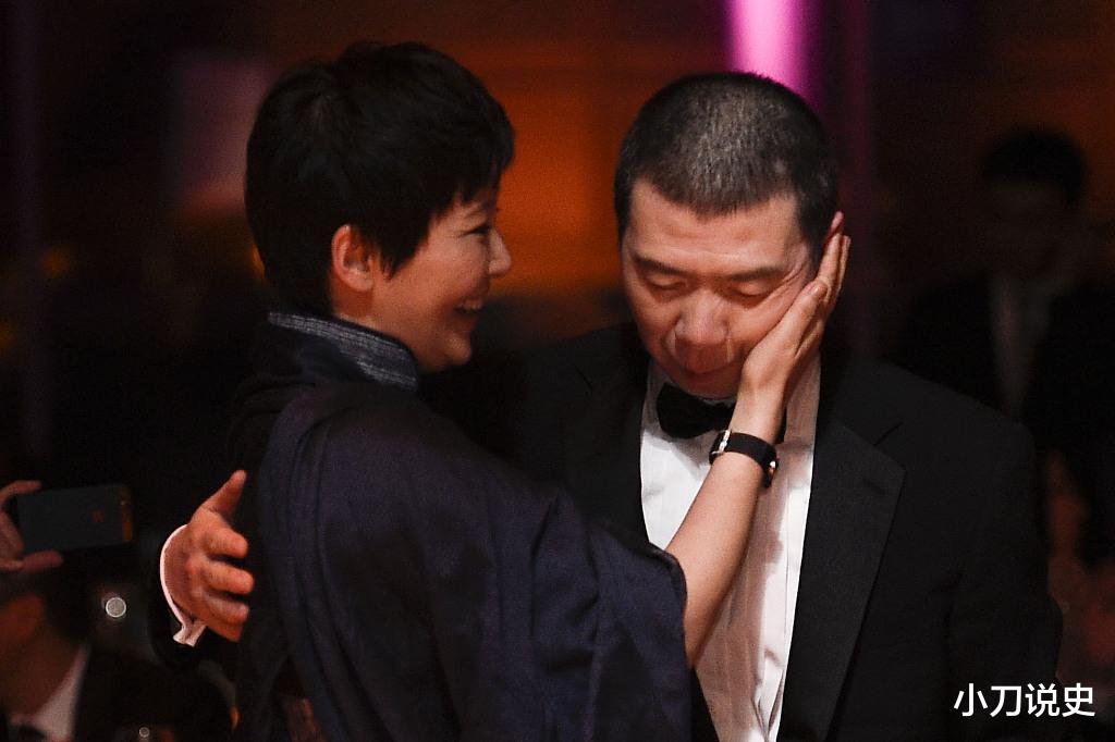 冯小刚病情恶化,已放弃治疗,我才明白,身体健康比什么都重要