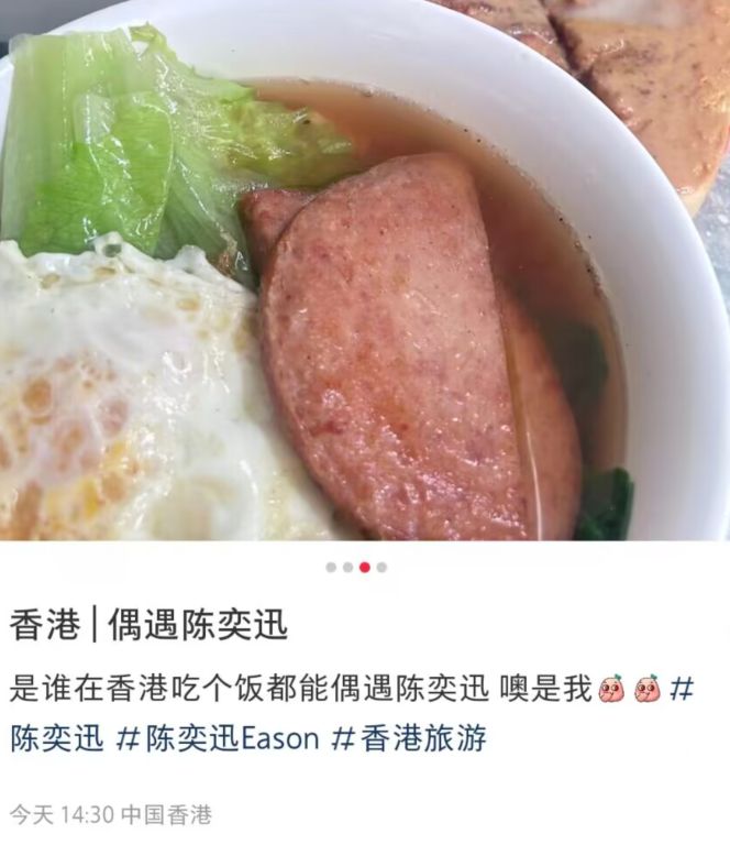 |陈奕迅与助理现身苍蝇馆,打扮低调无明星架子,坐路边吃饭不怕热