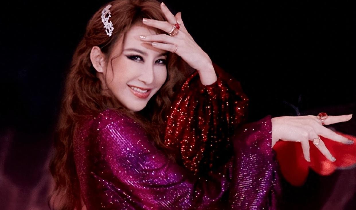 杨幂王一博参加总局座谈会,两人打扮低调在人群中依旧亮眼