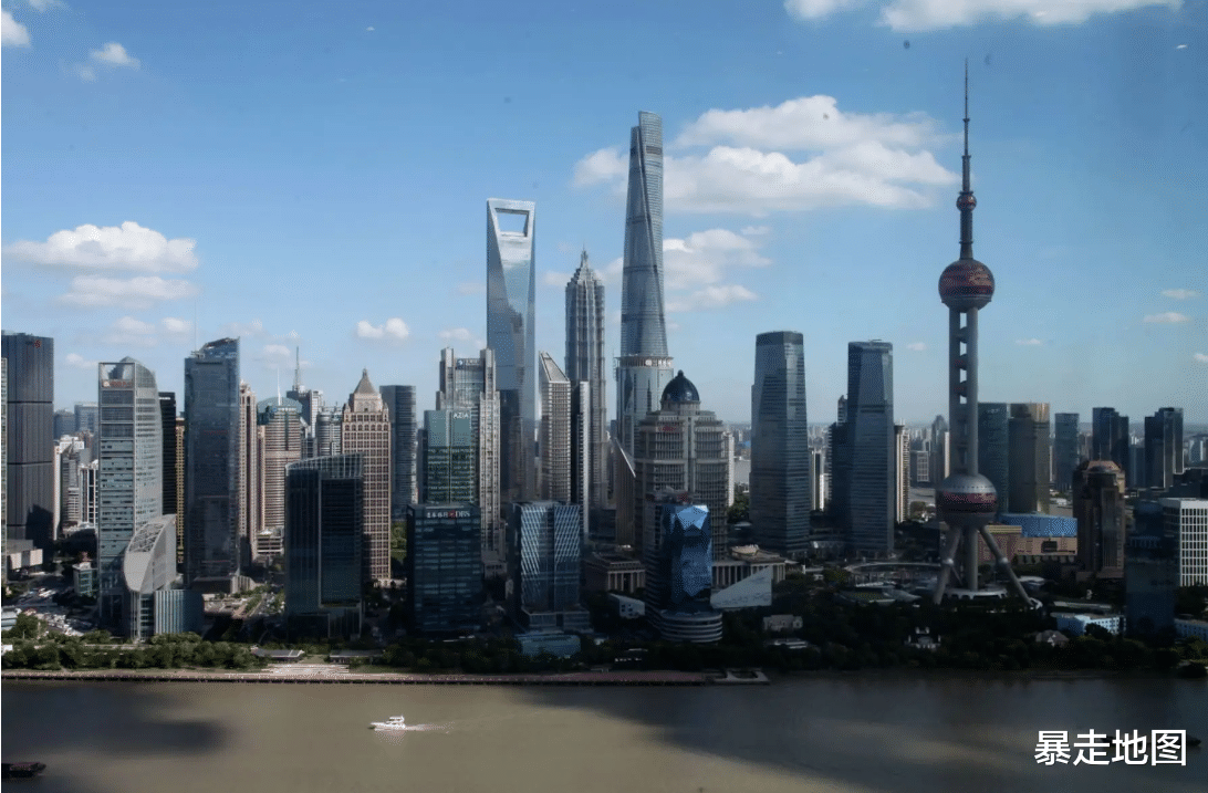 |中国有座“奇怪”的大城市，一江分两半，一半像巴黎，一半像纽约