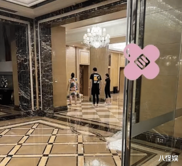 孙杨婚后首个七夕，给张豆豆送花涂口红深情表白，眼神拉丝好甜