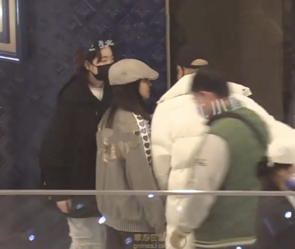 徐峥|徐峥一家三口看电影,陶虹朴素臃肿似路人,女儿正脸罕见曝光像爸爸