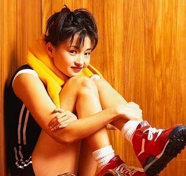 她曾是最美郭襄,被黎明狂追,却因精神病退圈,如今做了护士?