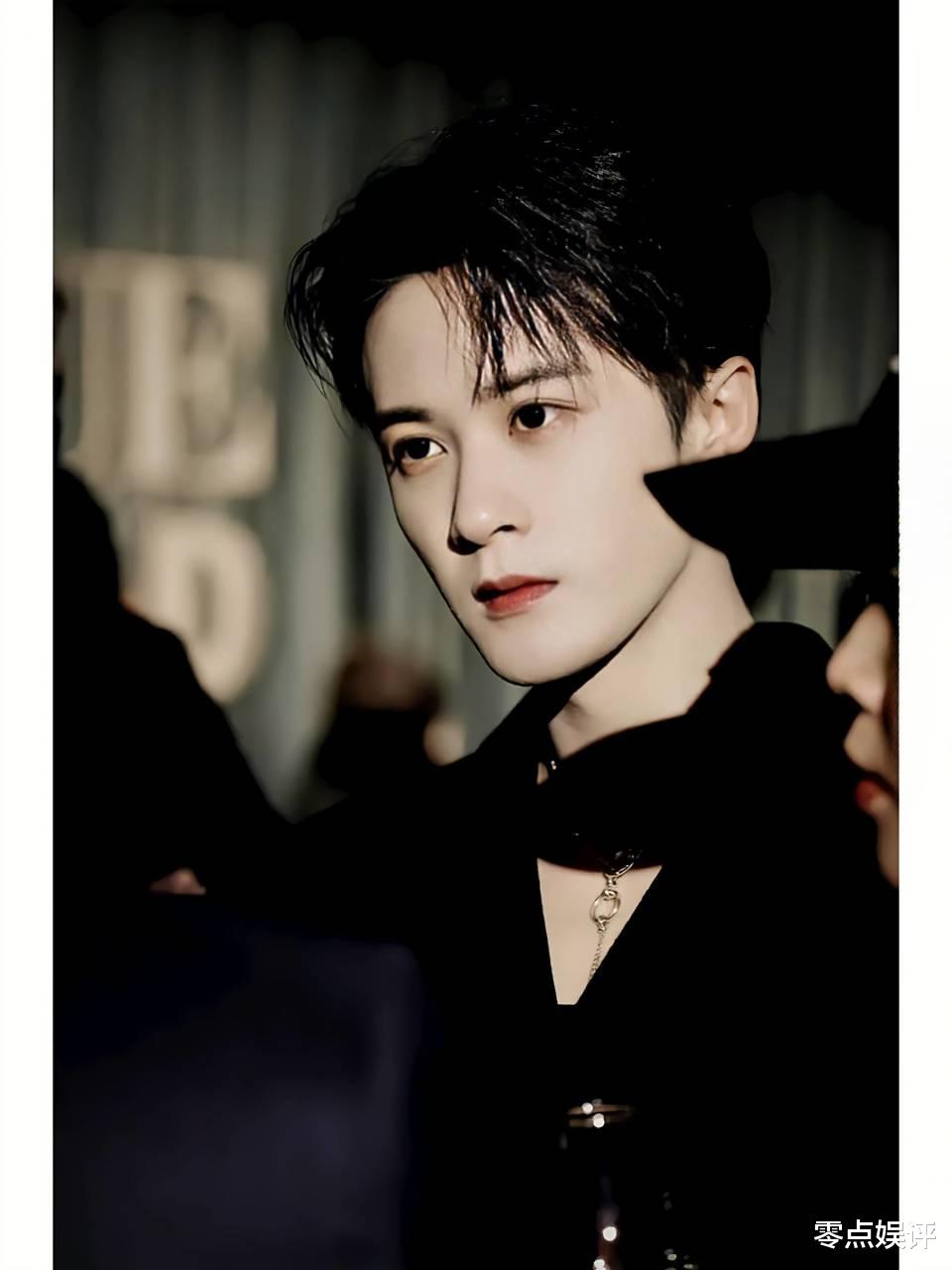 檀健次恋情疑云揭秘:与神秘女子相拥回酒店,女方身份引网友热议