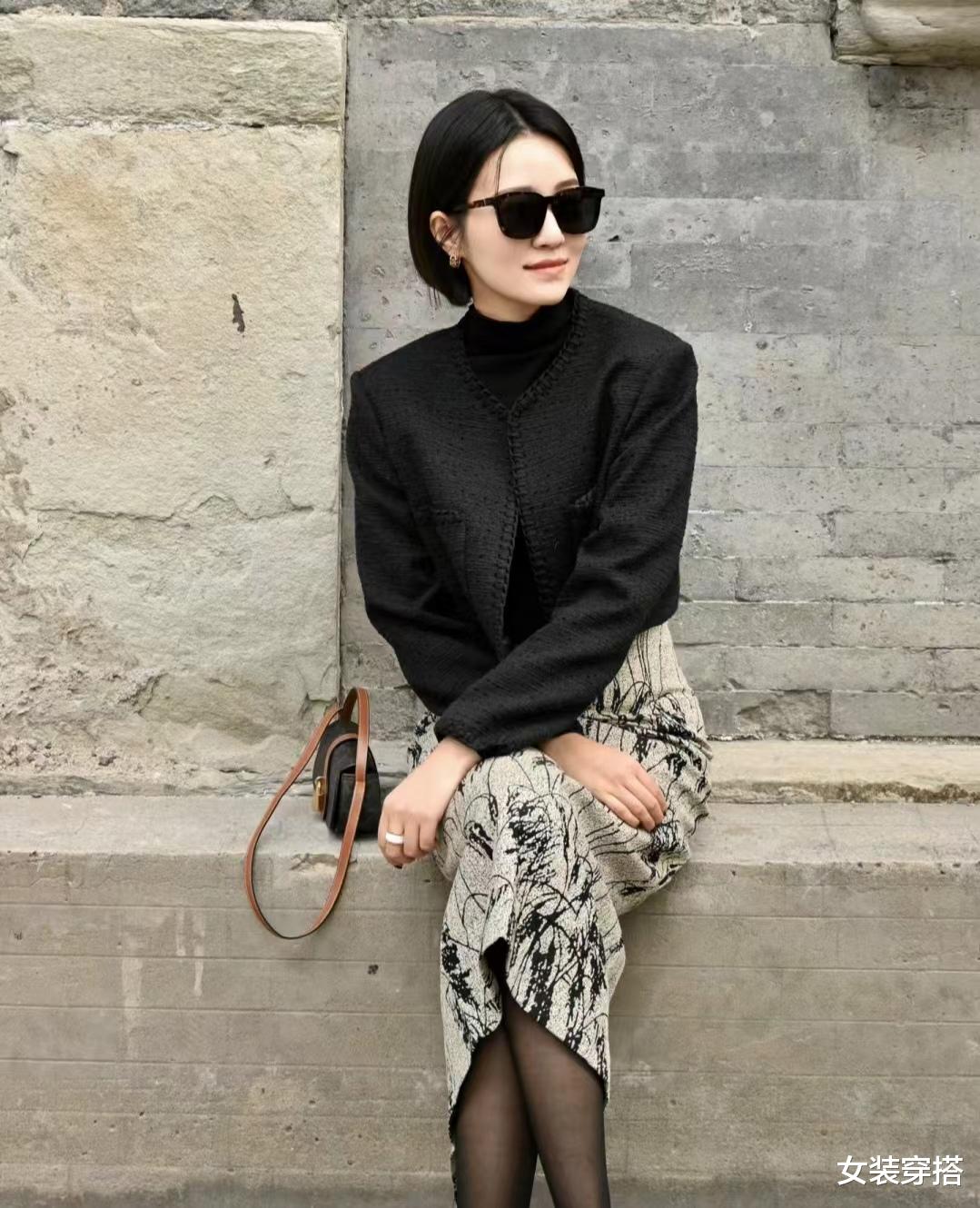 女人过了五十岁:建议留短发、穿基础款搭配长裙,优雅气质显年轻