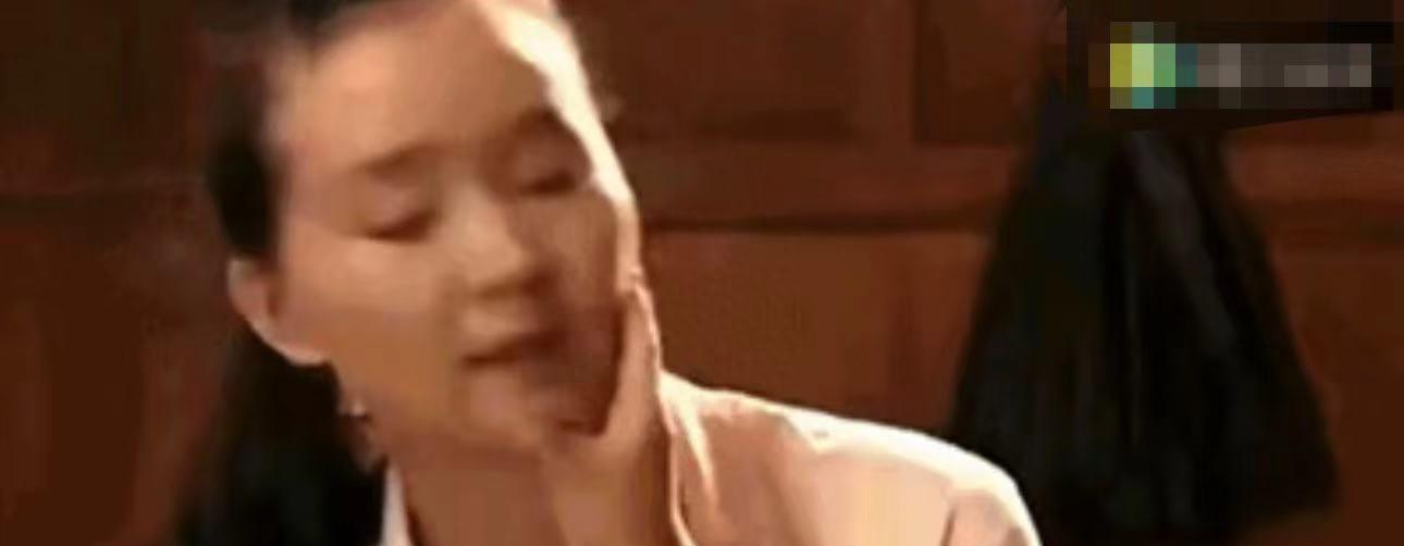 王艳获娃送花拥抱激动的直跺脚!16岁儿子近180,容貌大变脖子比头粗