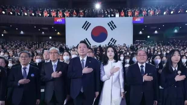 玉米 韩国第一夫人大场面太能长脸！穿小白裙美貌在人群中发光，超水嫩