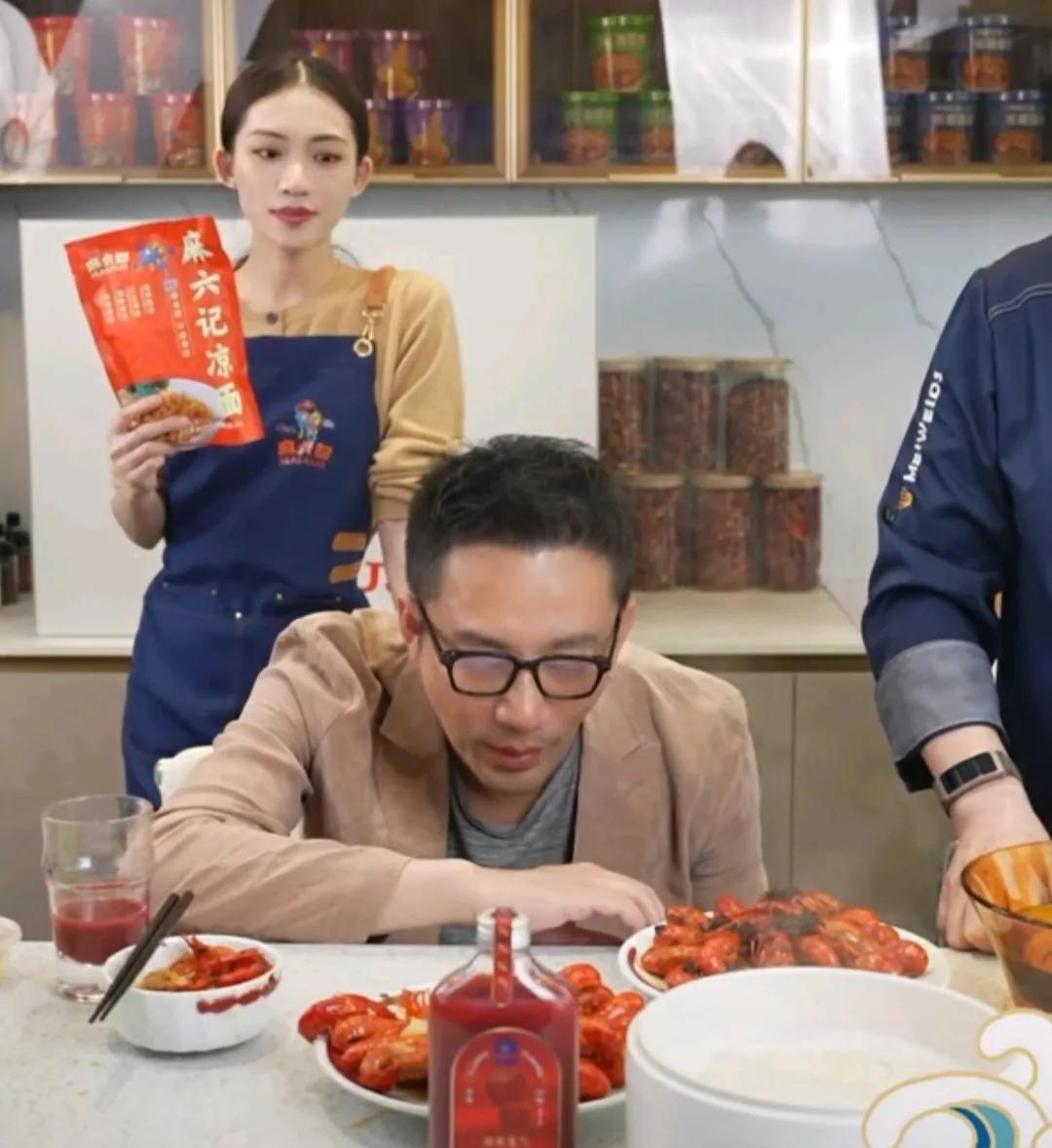 汪小菲|汪小菲深夜直播精神欠佳,睡倒在直播间