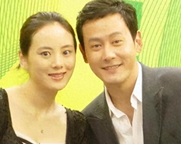 她甘心退圈做家庭主妇，却被演员丈夫抛弃了，今44岁为儿子保持单身