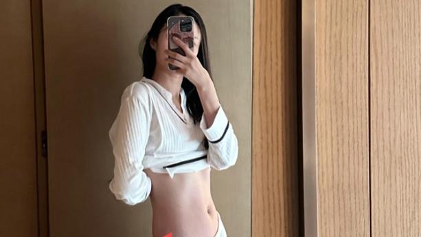 李光洁90后妻子晒产后身材，肚皮黑有妊娠纹，安慰妈妈们不要焦虑