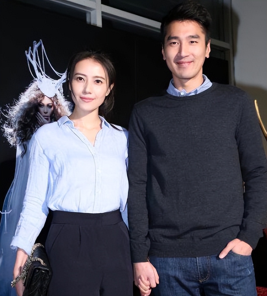 高圆圆蹬单车接女儿放学，大腿粗壮气质不再，女儿神似赵又廷