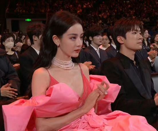 胡歌|内娱合影名场面来了！胡歌吴磊搞笑同框，热巴与千玺似豪门姐弟