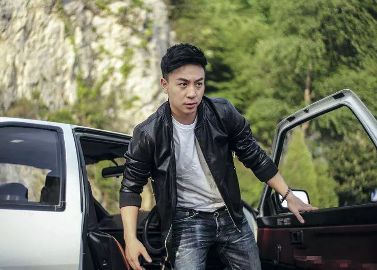 释小龙|为啥释小龙多年不拍戏，却有花不完的钱，观众：你瞅他爸是谁