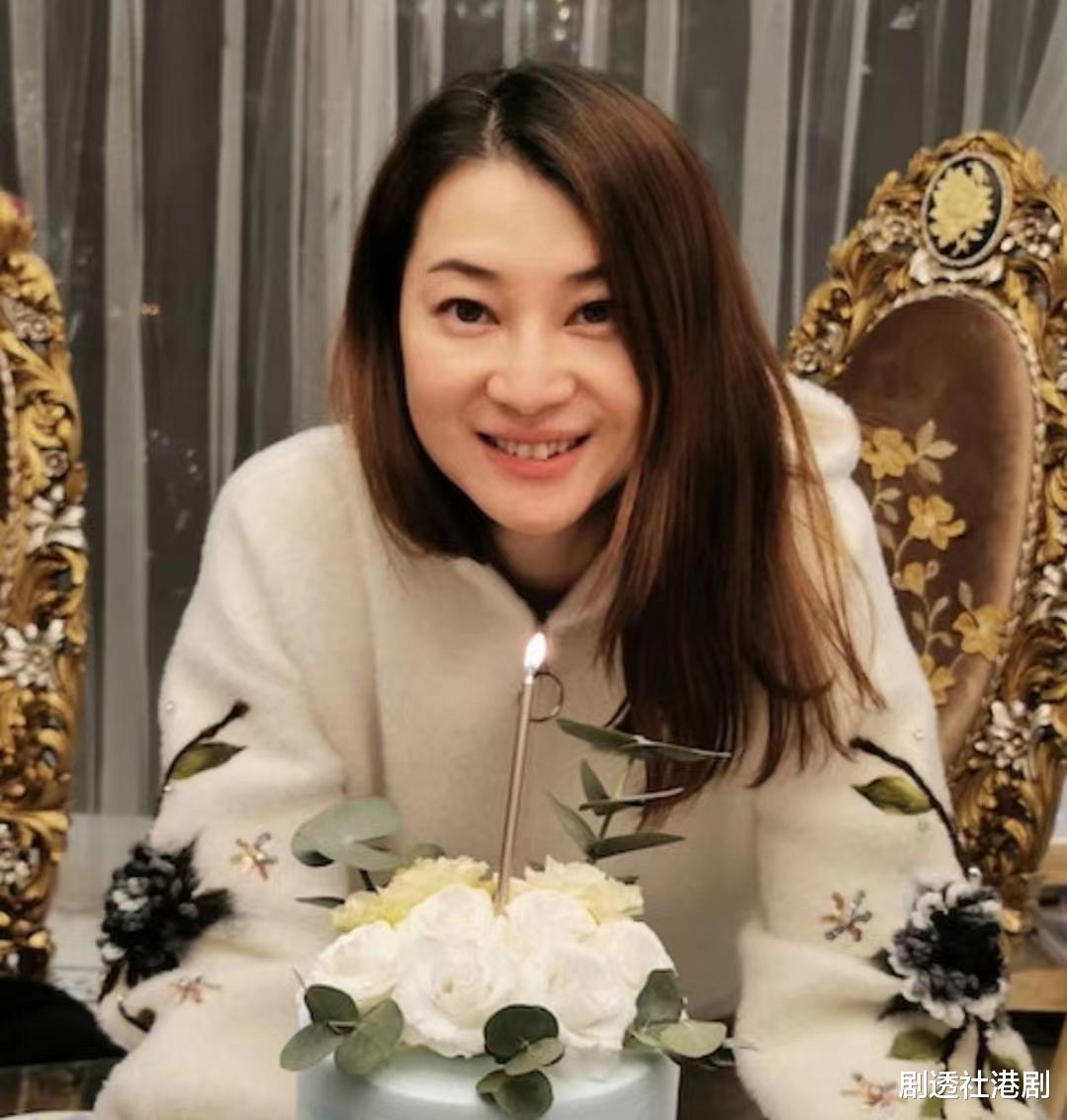 浪漫!前港姐与老公庆结婚周年,携两子改嫁新加坡富商成幸福少奶