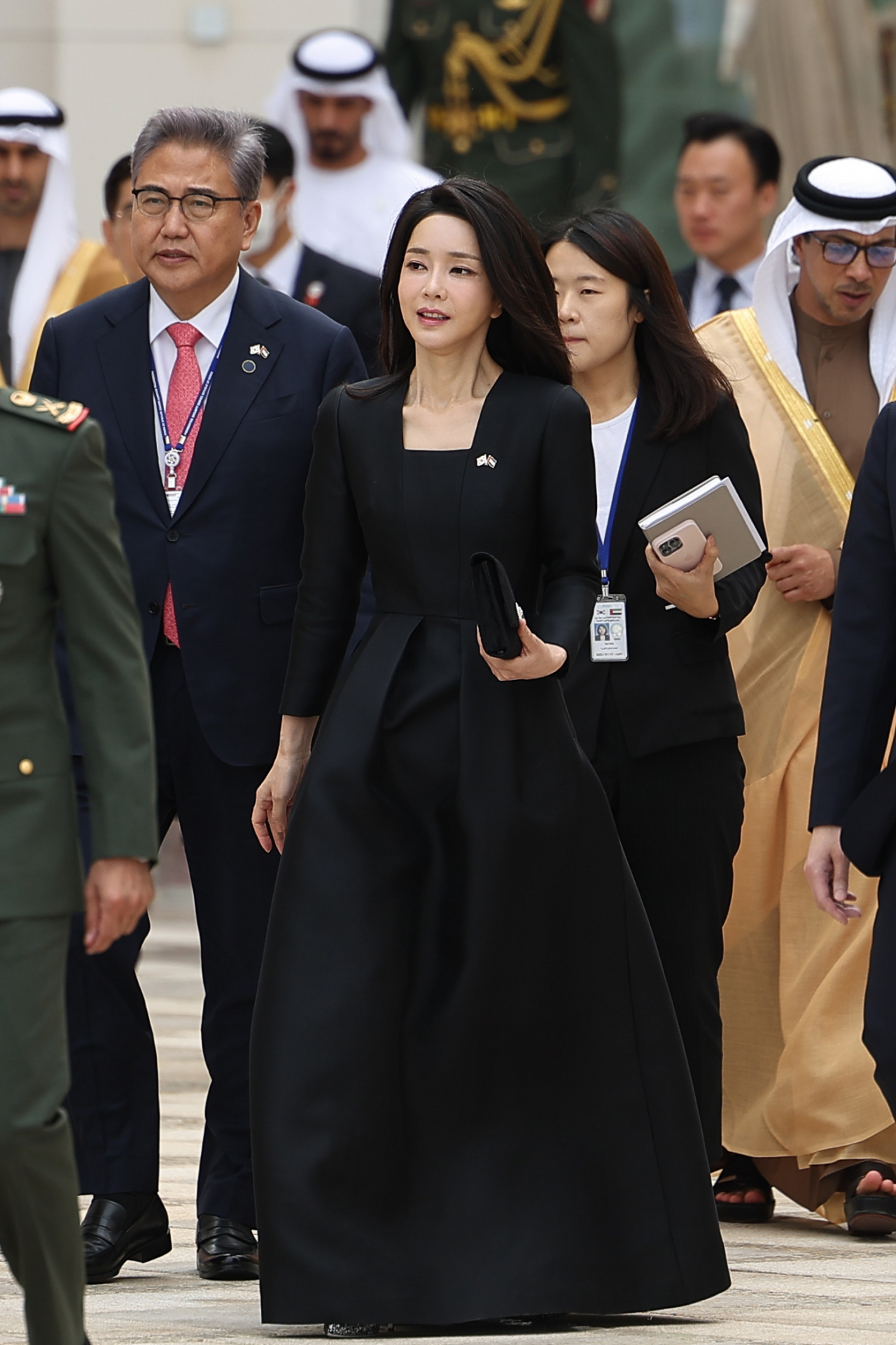 眼影 韩国夫人在阿联酋国宴放大招！穿宫廷风小黑裙气场好强，好隆重啊