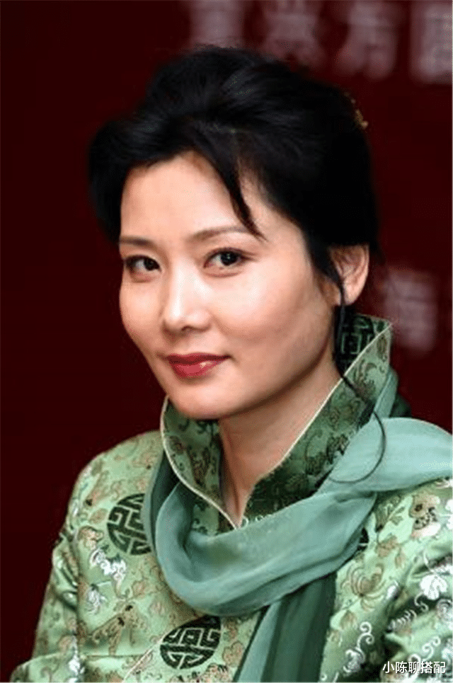 穿衣搭配 “越剧青衣”何赛飞:发型减龄,穿衣洋气,60发福也优雅