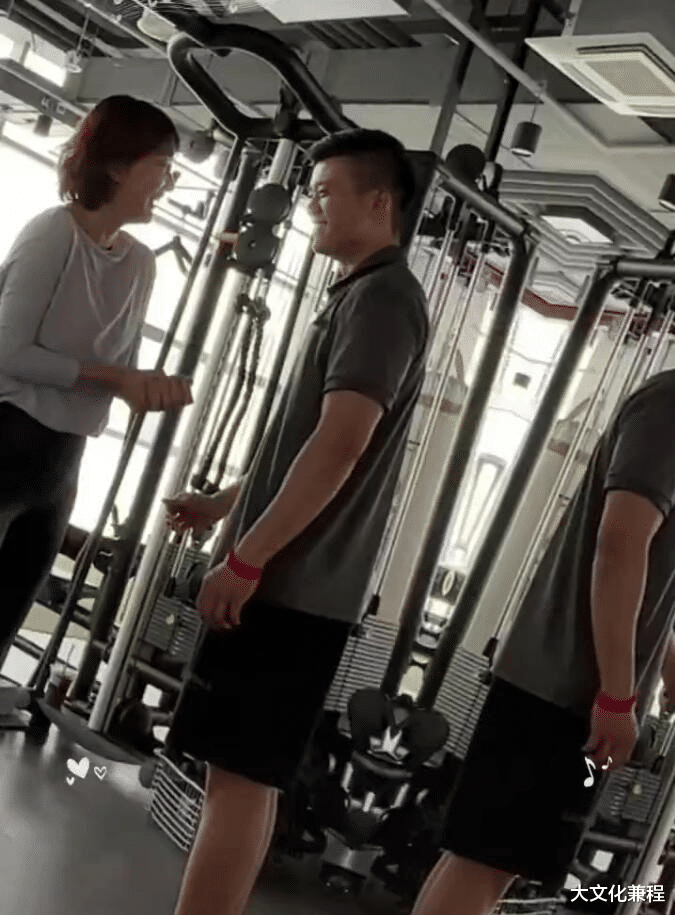 牛莉|50岁牛莉健身房健身，与教练眼神暧昧，被男教练摸遍全身引热议